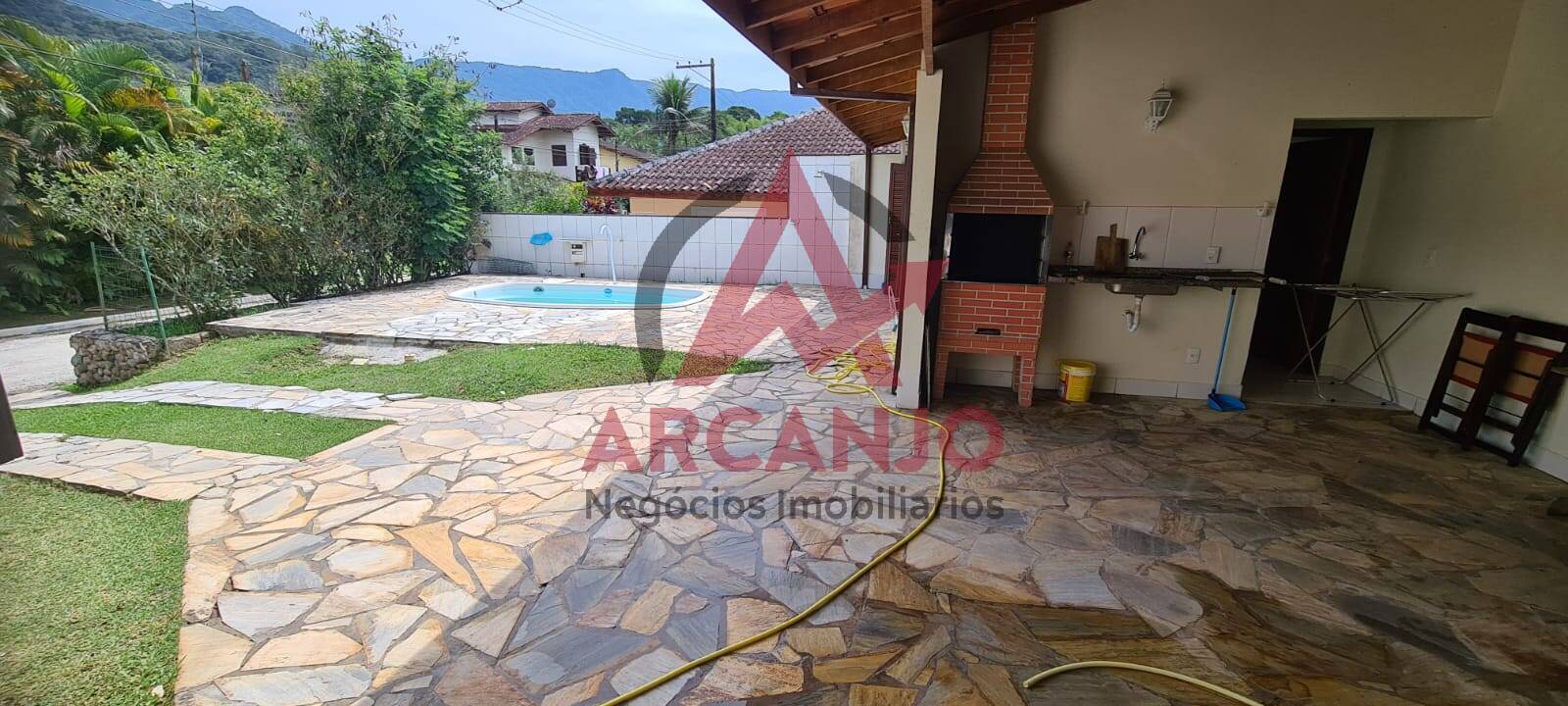 Casa à venda com 3 quartos, 728m² - Foto 1