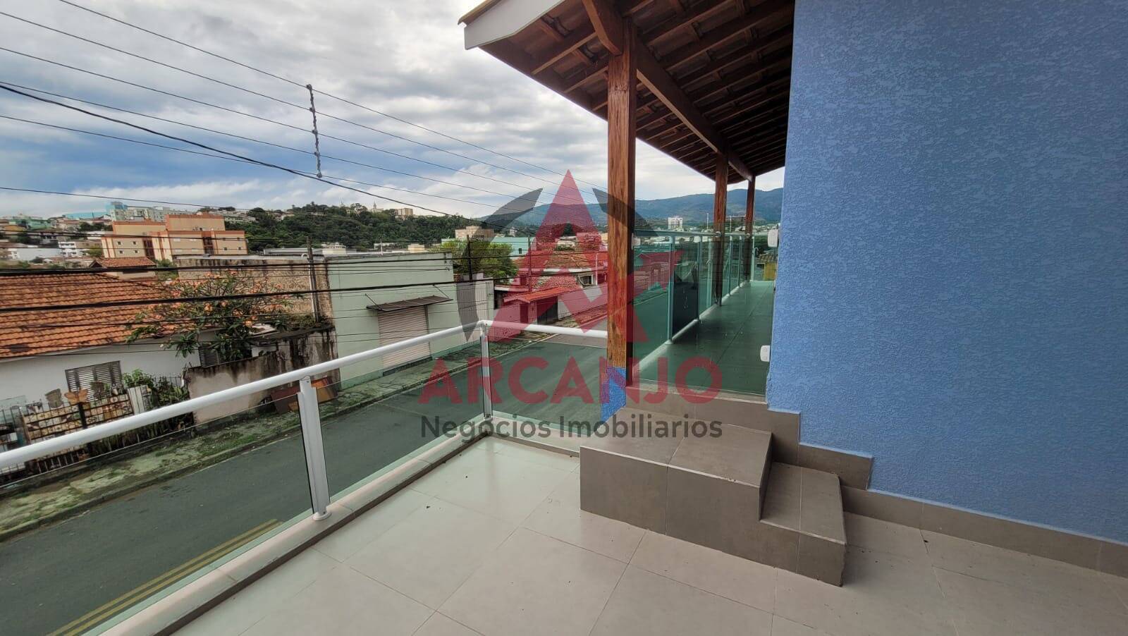 Casa à venda com 3 quartos, 225m² - Foto 2