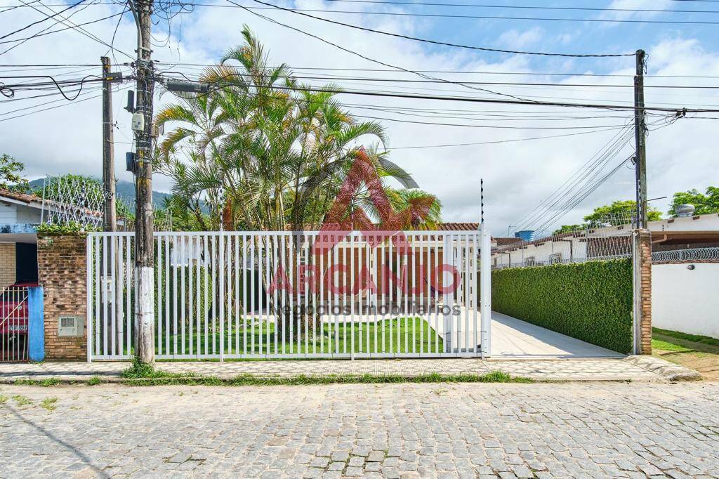 Casa à venda com 3 quartos, 216m² - Foto 2