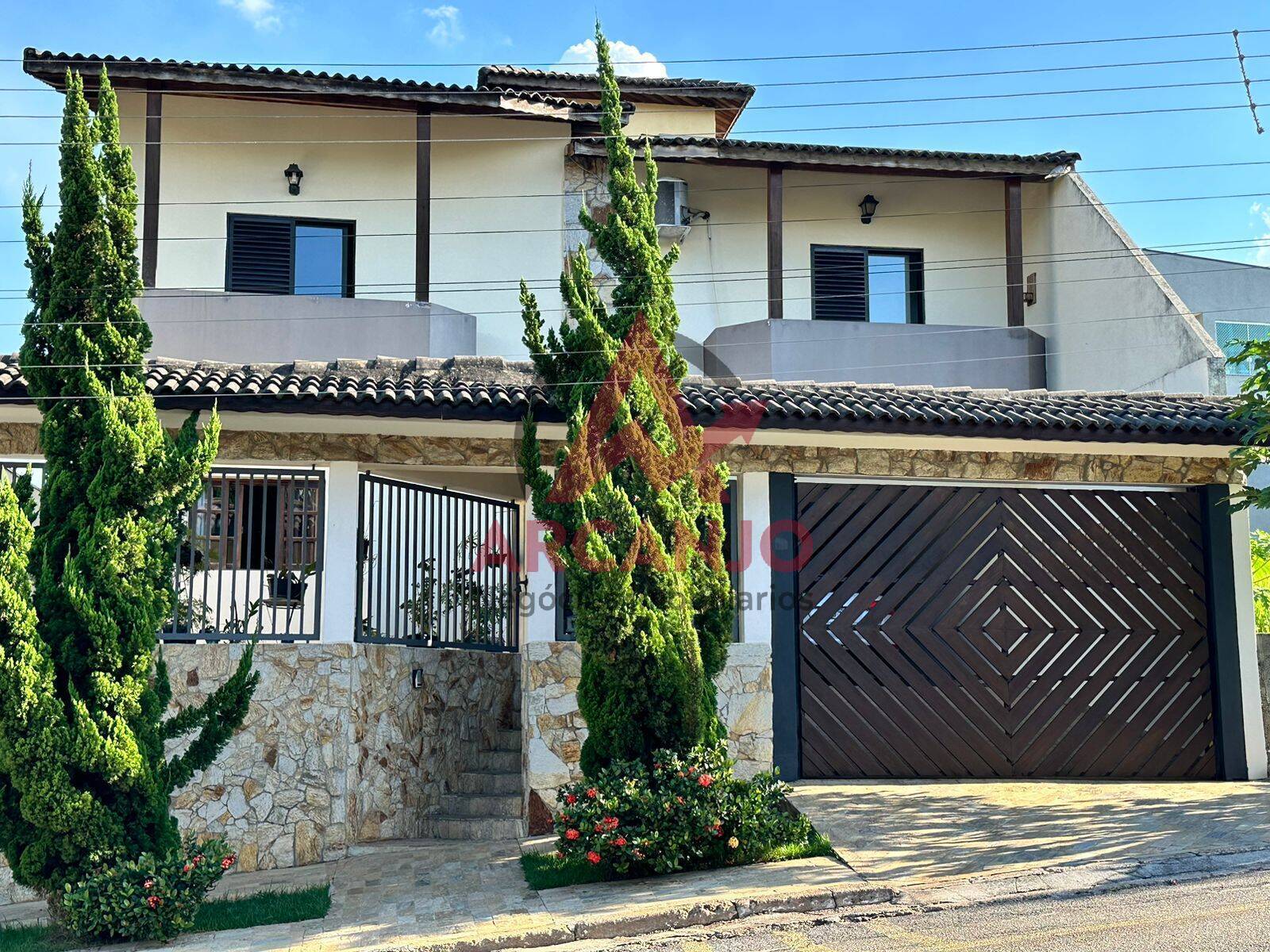 Casa à venda com 4 quartos, 315m² - Foto 1