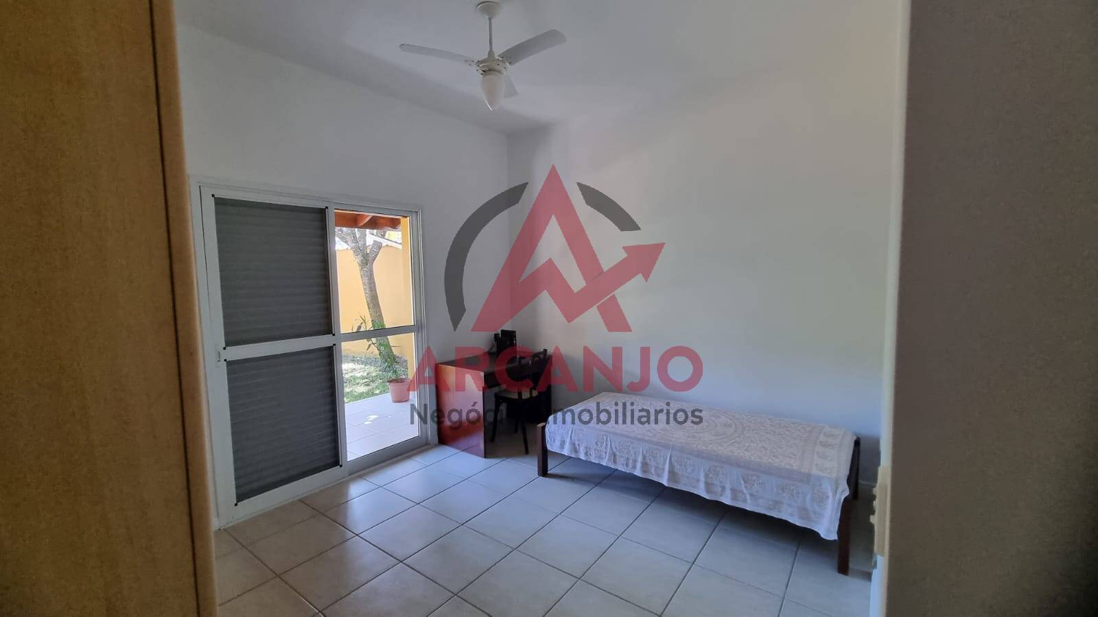 Casa de Condomínio para alugar com 4 quartos, 200m² - Foto 14