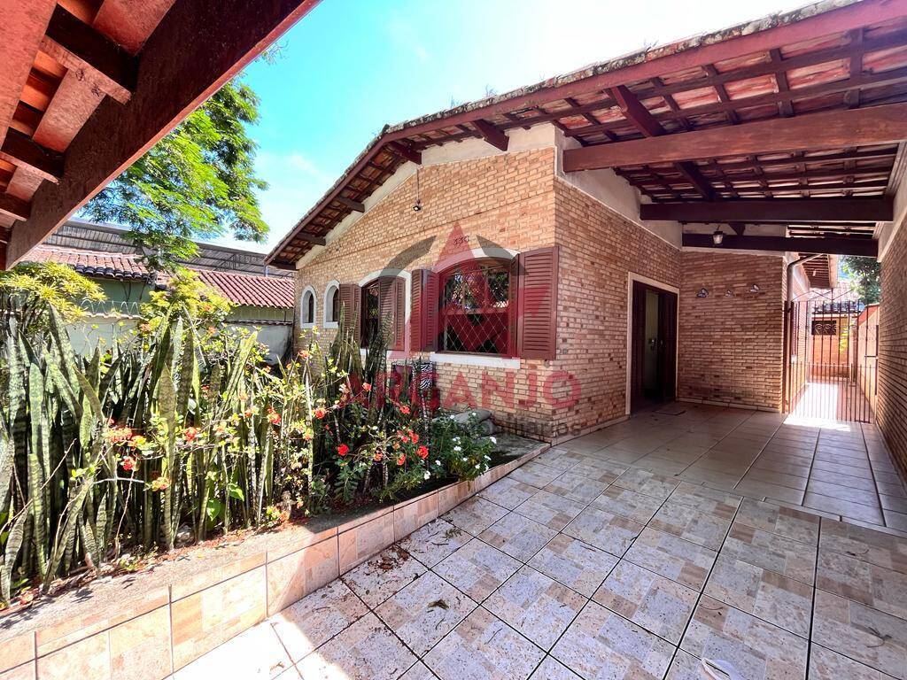 Casa à venda e aluguel com 5 quartos, 206m² - Foto 1