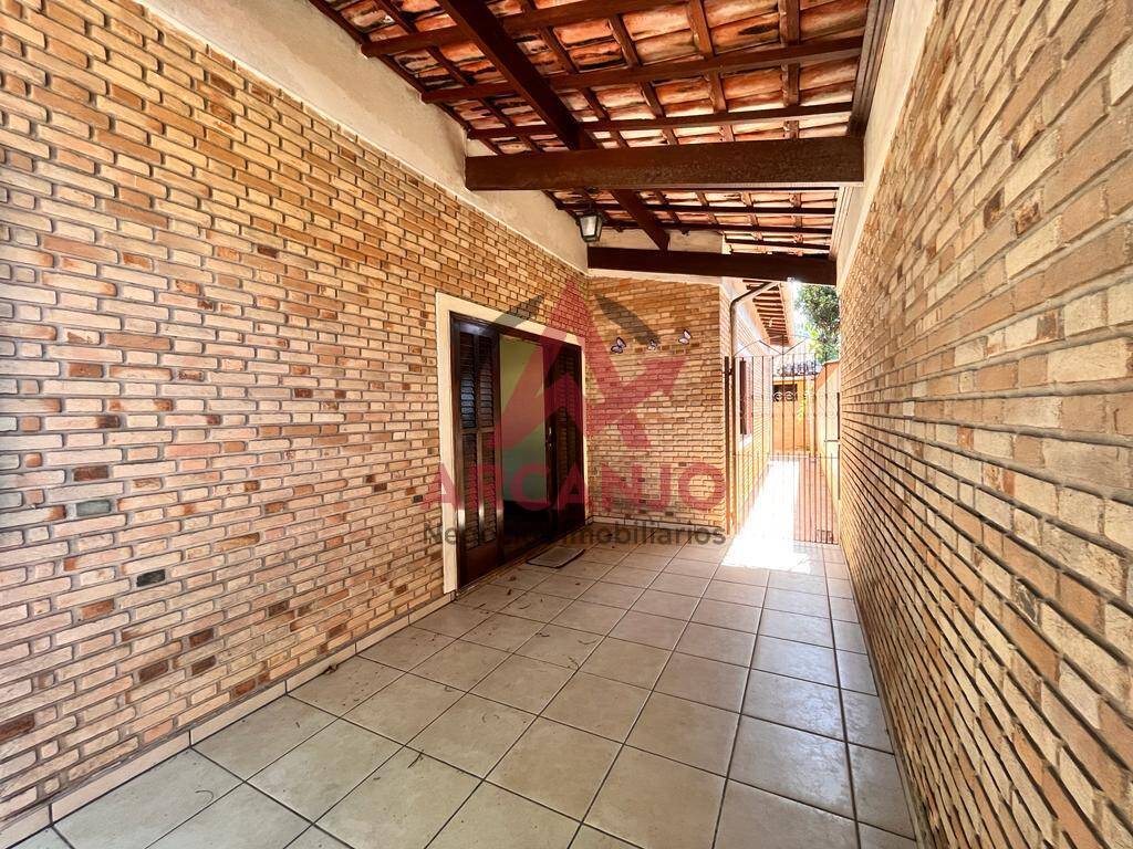 Casa à venda e aluguel com 5 quartos, 206m² - Foto 2