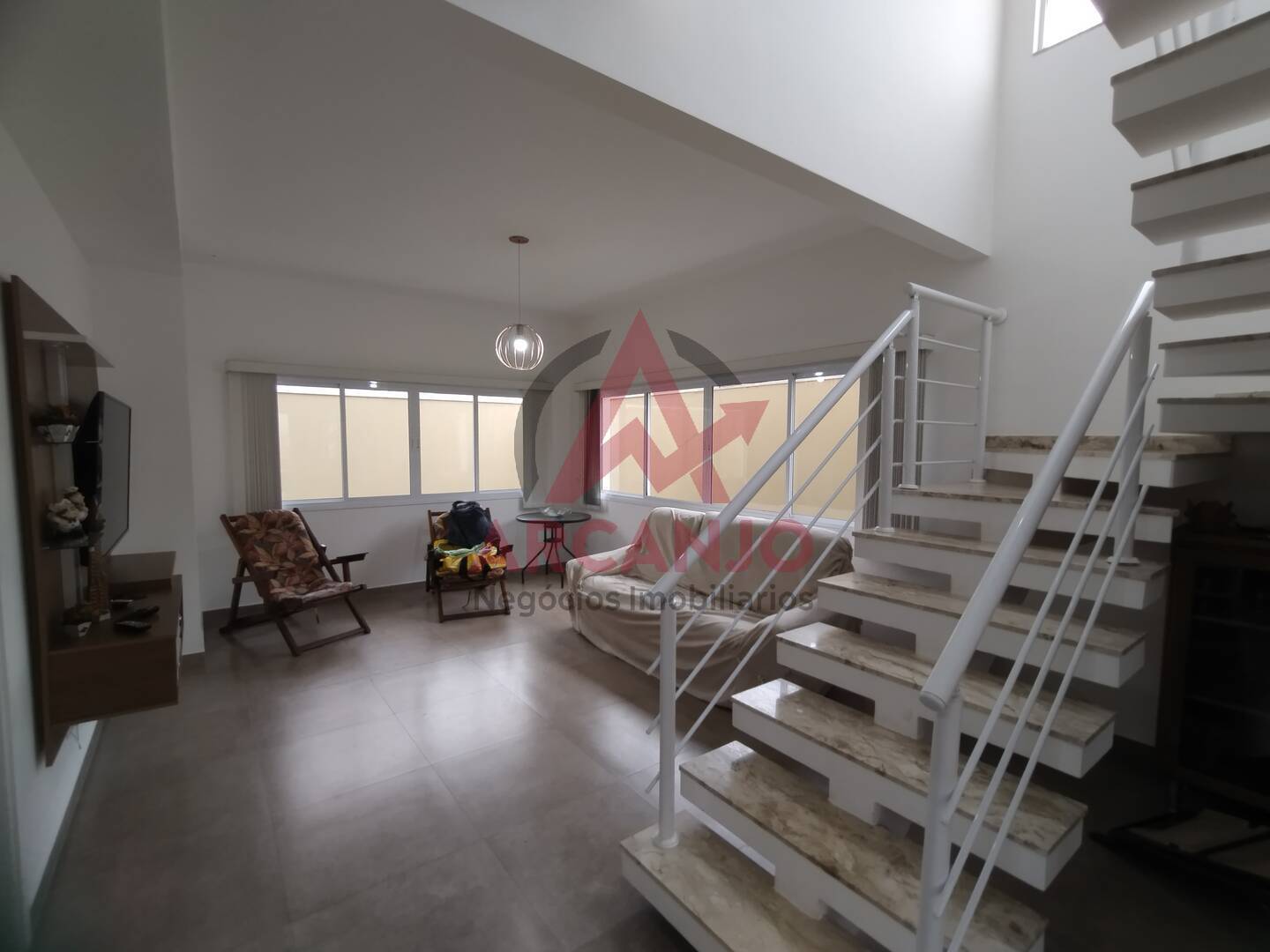 Casa para alugar com 4 quartos, 300m² - Foto 1