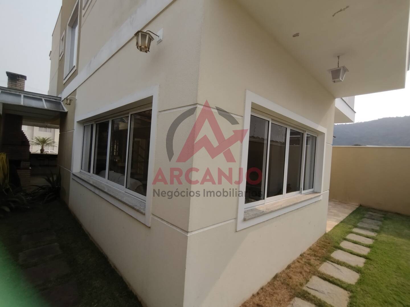 Casa para alugar com 4 quartos, 300m² - Foto 13