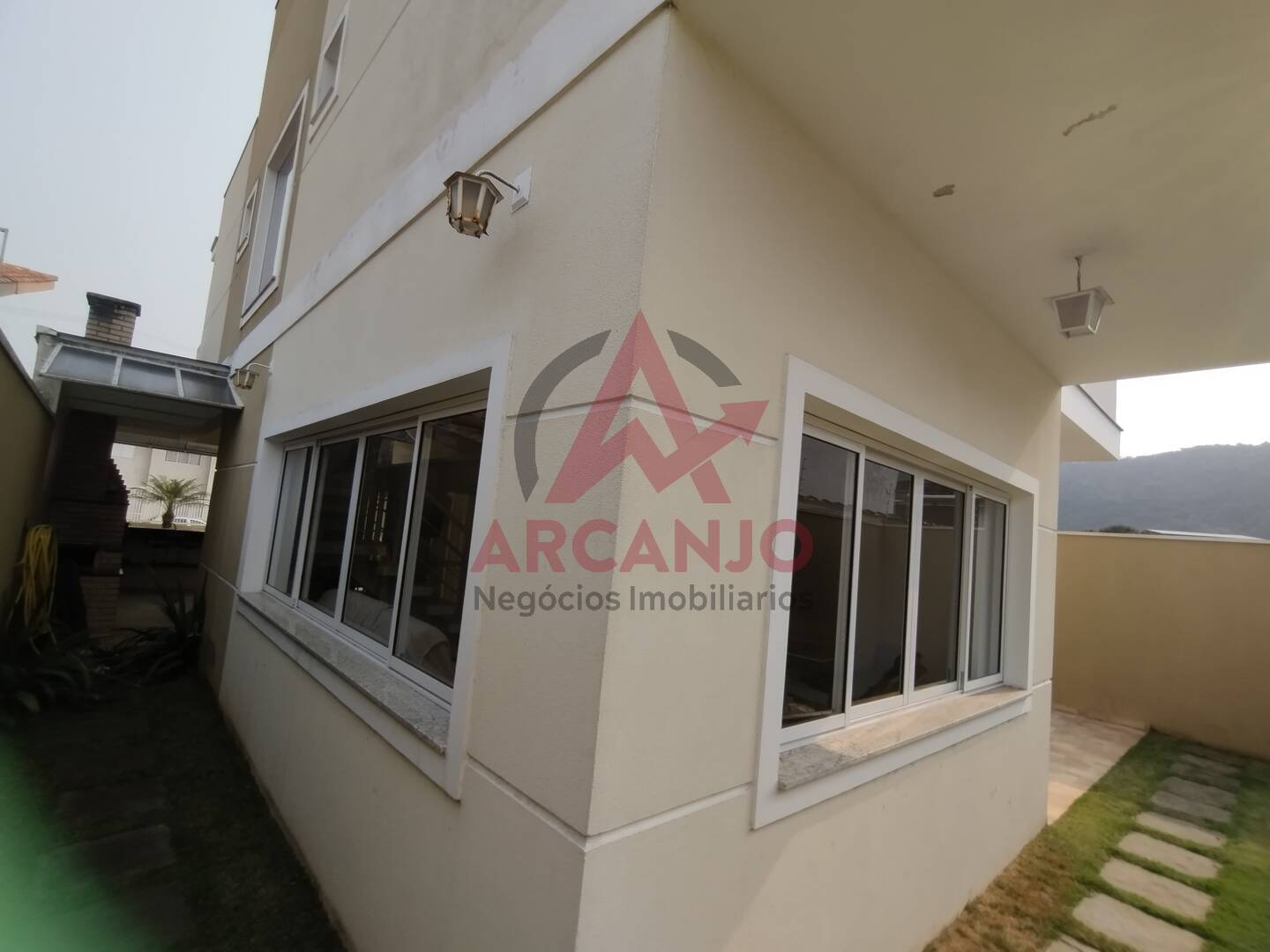 Casa para alugar com 4 quartos, 300m² - Foto 16