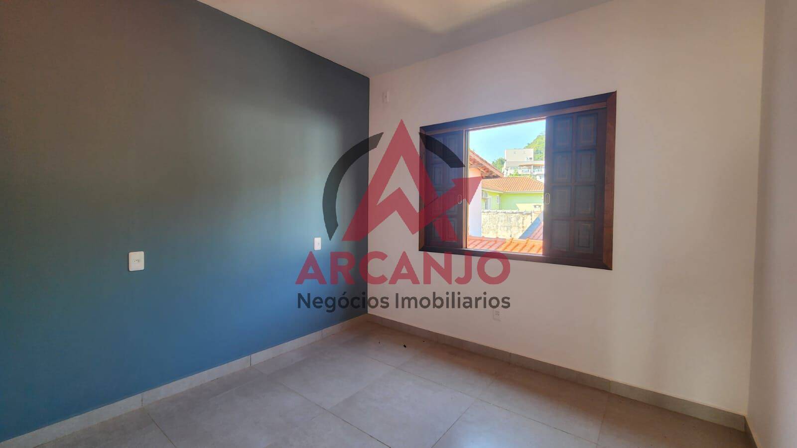 Casa à venda com 6 quartos, 200m² - Foto 11