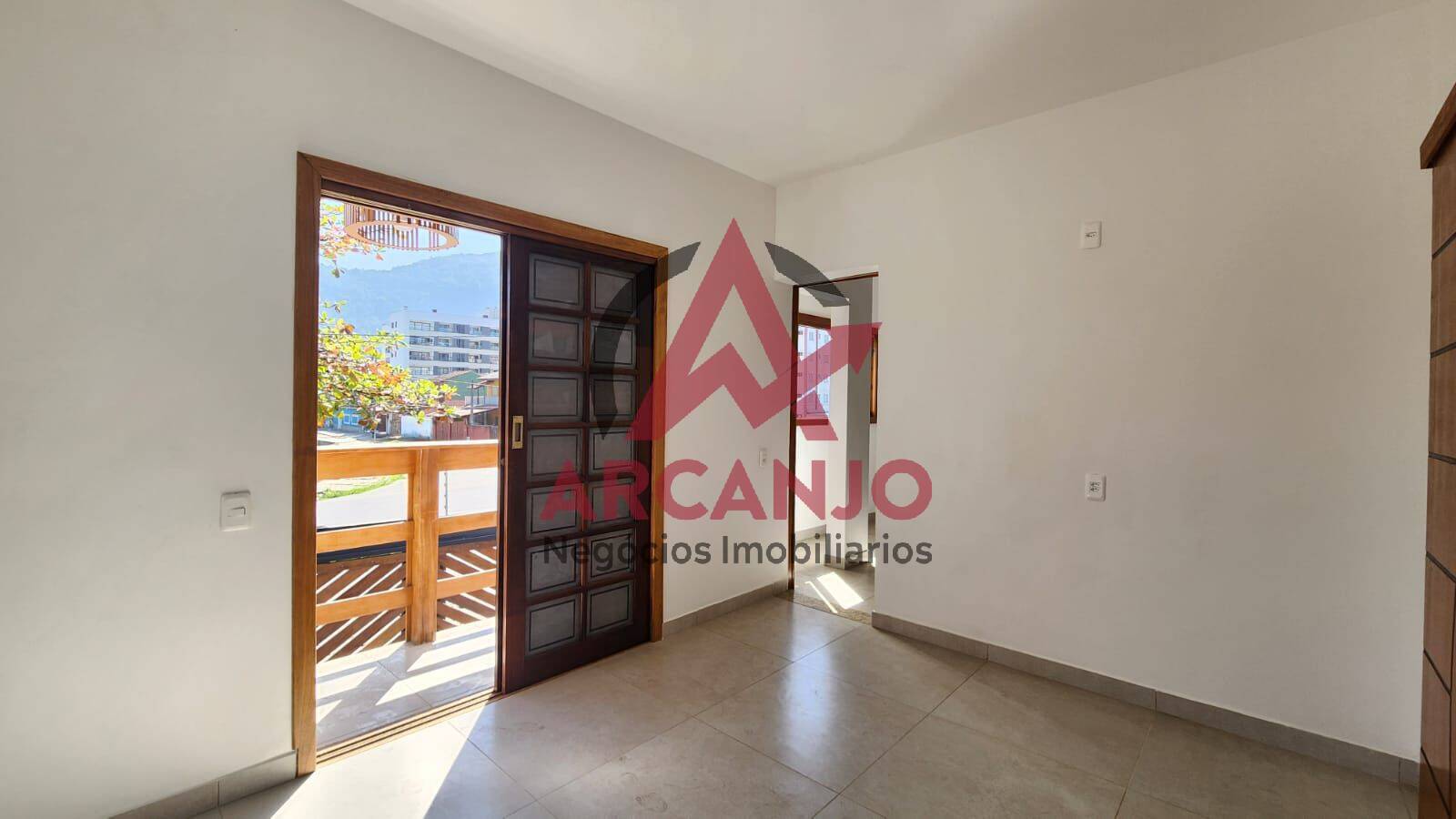 Casa à venda com 6 quartos, 200m² - Foto 9