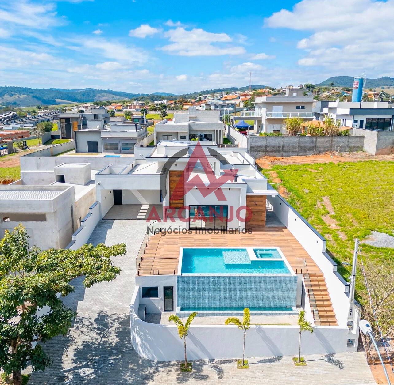 Casa à venda com 3 quartos, 279m² - Foto 1